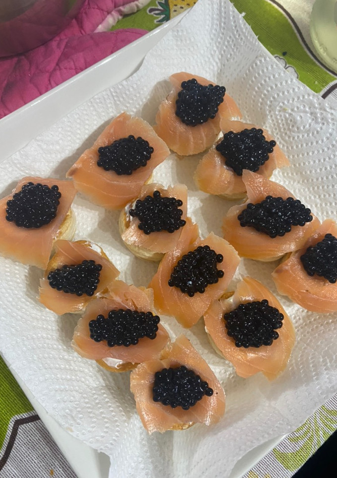 Una foto de Volovanes de salmón y caviar