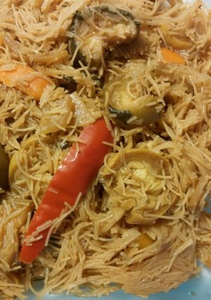 A picture of Tami's Brown rice noodles with stir fried vegetables.
