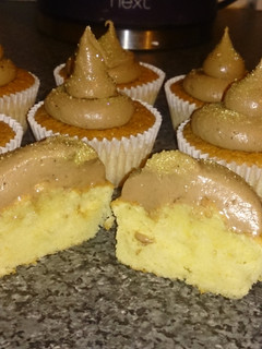 A picture of Vanilla & chocolate cupcakes.