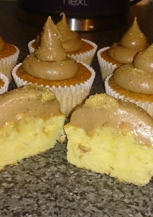 A picture of Vanilla & chocolate cupcakes.