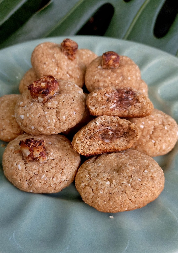 Una foto de Galletitas integrales de coco rellenas con laddubar