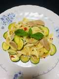 Fettuccini Salteado con Calabacín y Salchicha de Pescado!