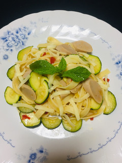 Una foto de Fettuccini Salteado con Calabacín y Salchicha de Pescado!