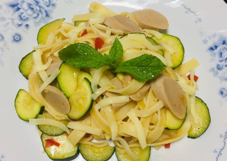 Fettuccini Salteado con Calabacín y Salchicha de Pescado!