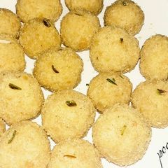 A picture of Moong dal ke ladoo.