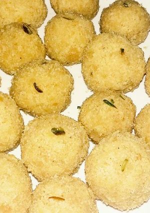 A picture of Moong dal ke ladoo.