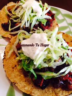 Una foto de Tostadas de flor de jamaica 💖