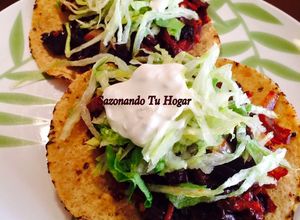 Una foto de Tostadas de flor de jamaica 💖