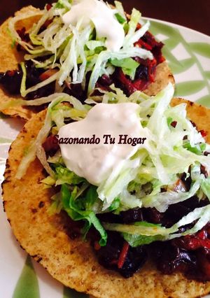 Una foto de Tostadas de flor de jamaica 💖
