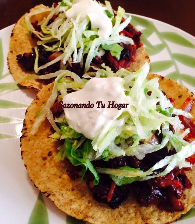 Una foto de Tostadas de flor de jamaica 💖