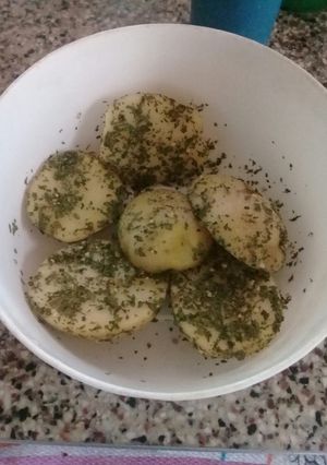Una foto de Papas con cáscara a la parrilla