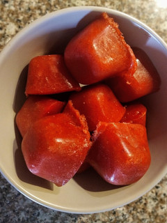 Una foto de Cubitos de pulpa de frutilla