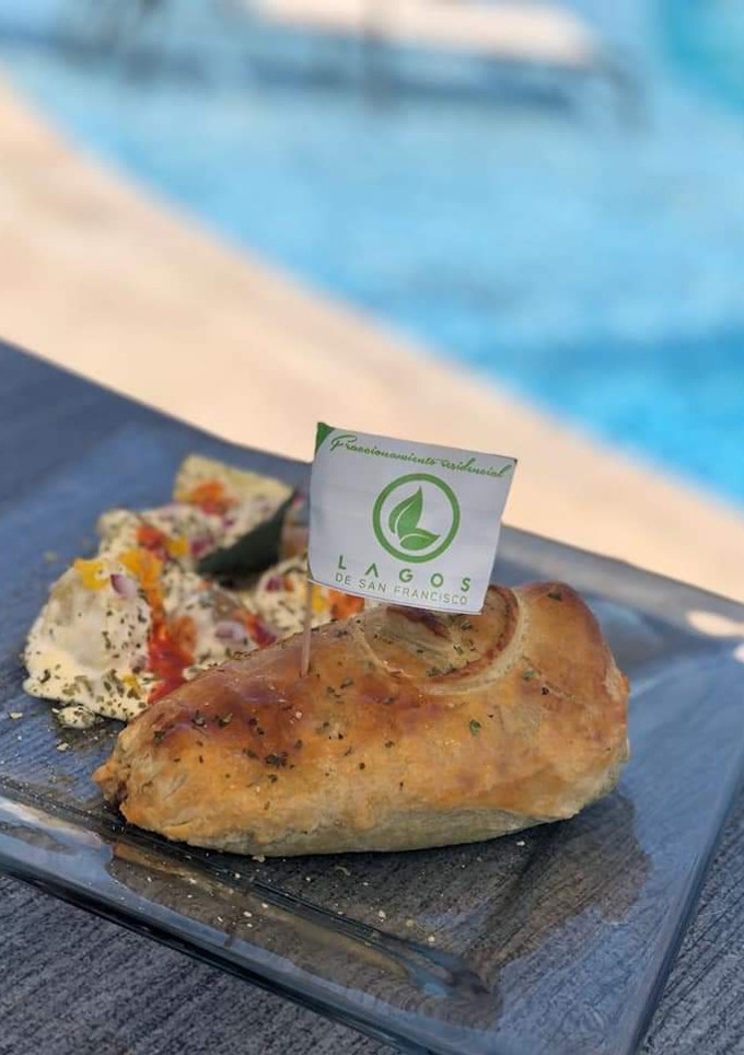 Una foto de Chile relleno de rib eye hojaldrado