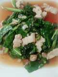 ผัดผักคะน้าหมูสามชั้น