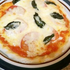 A picture of Delicious Basic Pizza Margherita.