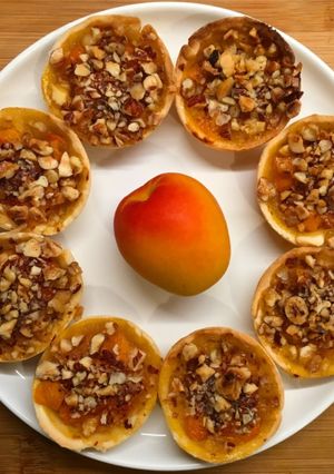 Une photo de Tartelettes abricot et noisettes