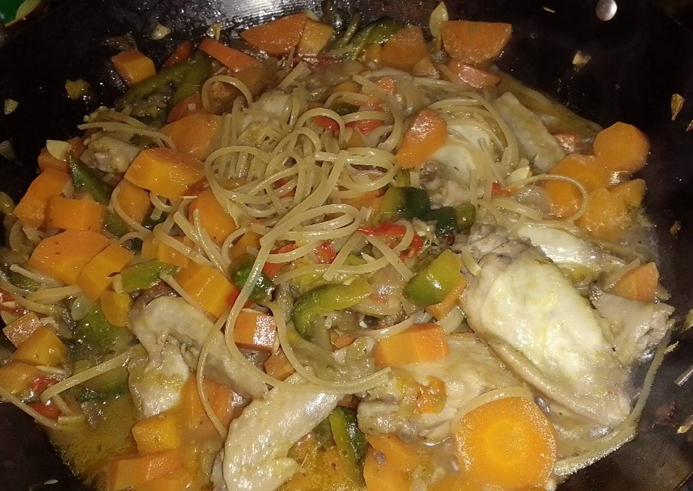 Fideos salteados con verduras y pollo