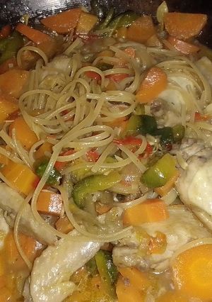 Una foto de Fideos salteados con verduras y pollo