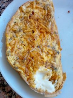 Una foto de Omelette de papas fritas y cheddar