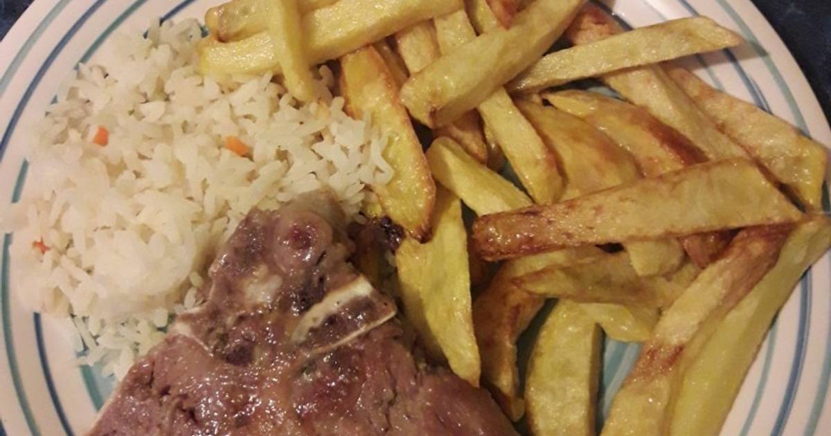 Chuleta con arroz y papas fritas Receta de Dayhanne- Cookpad
