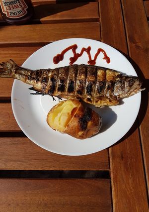 Grillezett pisztráng héjában sült krumplival recept fotója