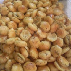 A picture of sunshine's baked oyster crackers.