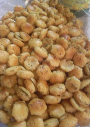 A picture of sunshine's baked oyster crackers.