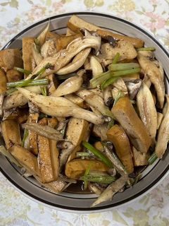 一鍋到底食譜-五香豆乾炒芹菜和菇菇（純素） 的食譜成品照片