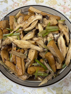一鍋到底食譜-五香豆乾炒芹菜和菇菇(純素) 的食譜成品照片
