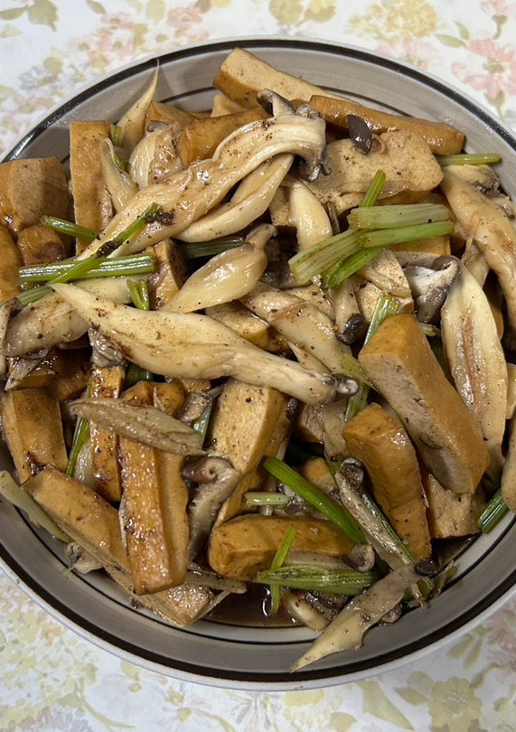 一鍋到底食譜-五香豆乾炒芹菜和菇菇（純素） 的食譜成品照片