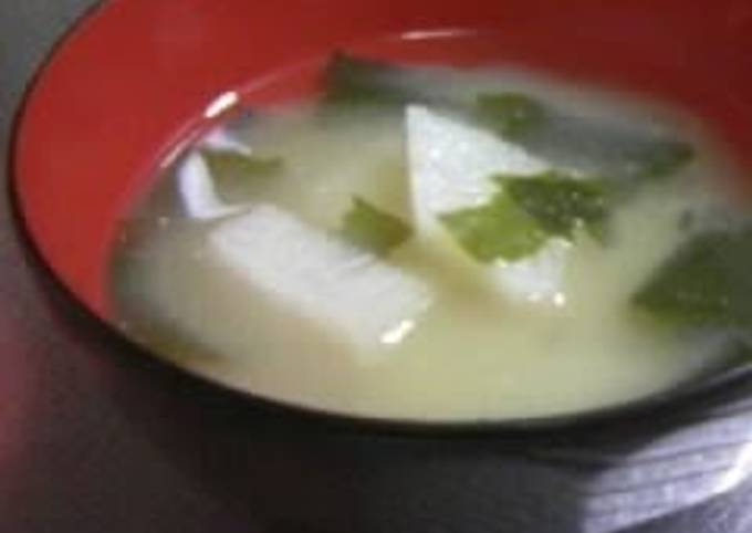Recipe of Perfect Miso Soup with Nagaimo and Wakame Seaweed
