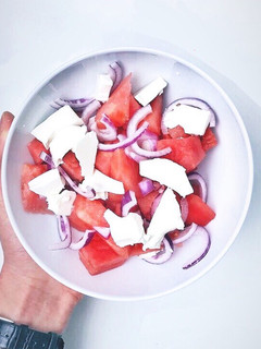 Una foto de Ensalada de sandía con queso y cebolla🍉