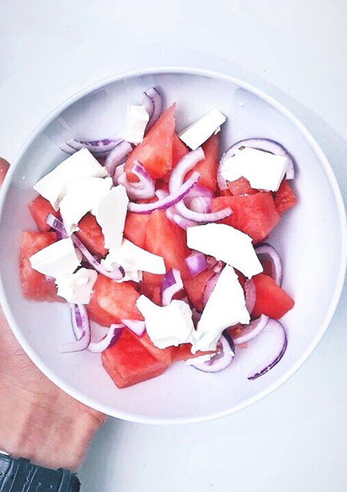 Una foto de Ensalada de sandía con queso y cebolla🍉
