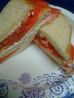 A picture of Tomato sandwich.
