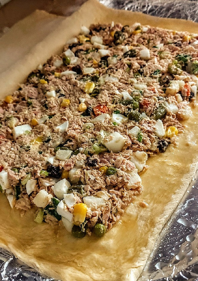 Una foto de HOJALDRE🥮Tesa, relleno de Atún y🍇uvas pasas...!