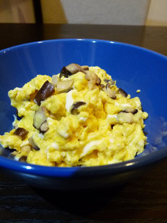 A picture of Fluffy Scrambled Eggs with Shiitake Mushrooms.