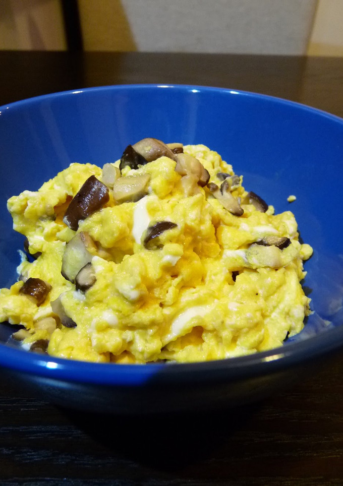 A picture of Fluffy Scrambled Eggs with Shiitake Mushrooms.
