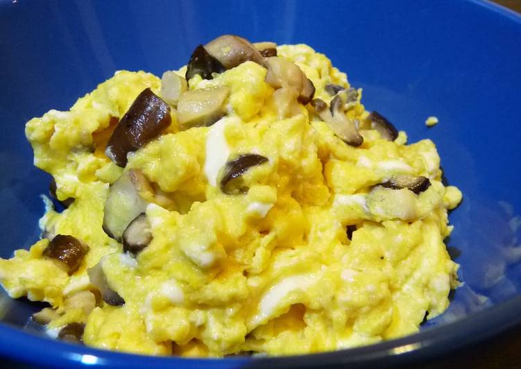 Fluffy Scrambled Eggs with Shiitake Mushrooms