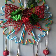 A picture of candy cane christmas wreath.