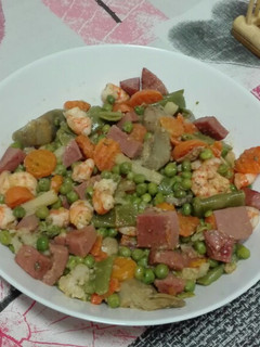 Una foto de Menestra especial con gambas al pilpil