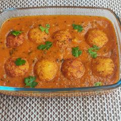 A picture of Cauliflower kofta in simple gravy.