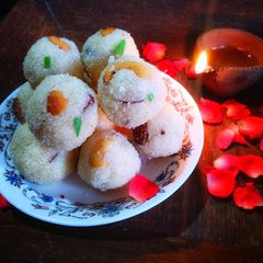 A picture of Rava laddu.