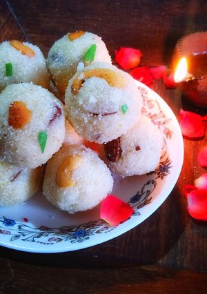A picture of Rava laddu.
