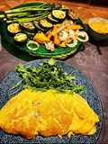 Tortilla francesa de atún y queso, rúcula & parrillada de verduras con romescu casero