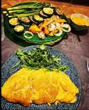 Tortilla francesa de atún y queso, rúcula & parrillada de verduras con romescu casero