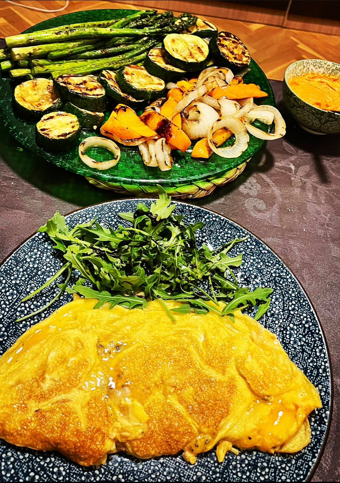 Una foto de Tortilla francesa de atún y queso, rúcula & parrillada de verduras con romescu casero