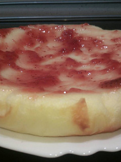 Una foto de Tarta de queso con mermelada de fresa
