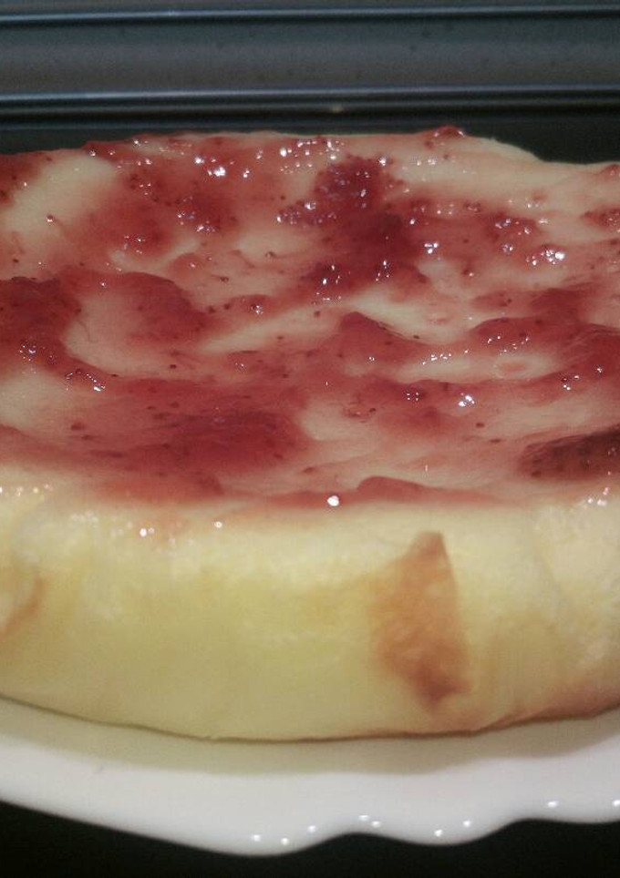 Una foto de Tarta de queso con mermelada de fresa