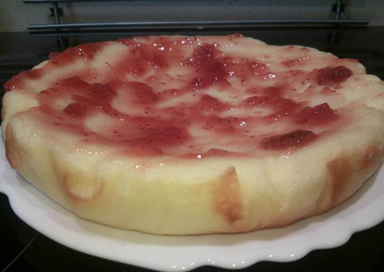 Tarta de queso con mermelada de fresa
