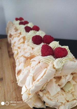 Zdjęcie przepisu Rolada bezowa z kremem pistacjowym i frużeliną malinową.